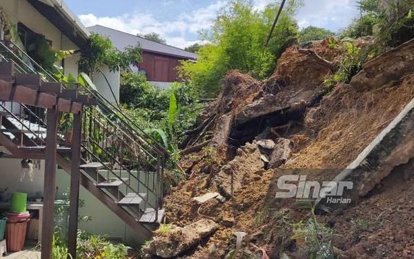 Bahagian belakang rumah salah seorang mangsa tanah runtuh di Jalan Limau Purut, Bangsar, di sini yang terjadi pada Sabtu.
