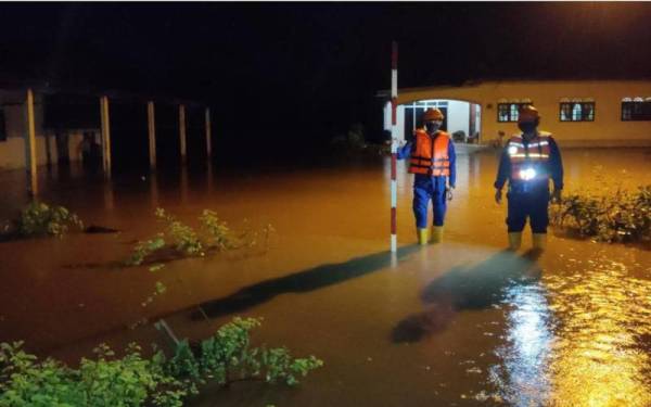 Anggota APM Pendang melakukan pemantauan paras air di daerah Pendang. - Foto ihsan APM