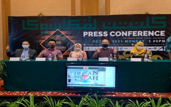 Nik Faiz (dua dari kiri) semasa sidang media Kelantan Exchange 2021 di hotel berkenaan.