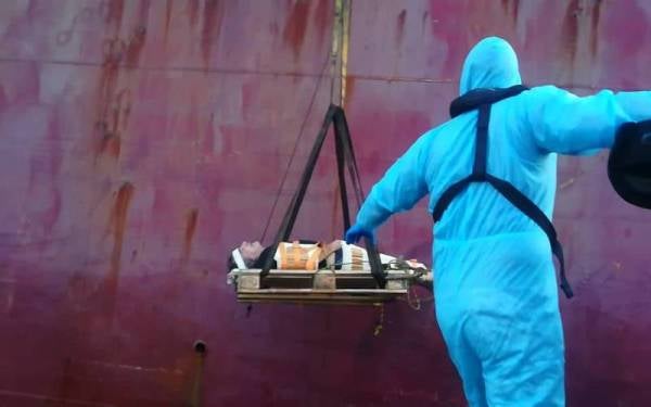 Mangsa berusia 60 tahun dari Turki diselamatkan dan dibawa ke hospital untuk rawatan lanjut.