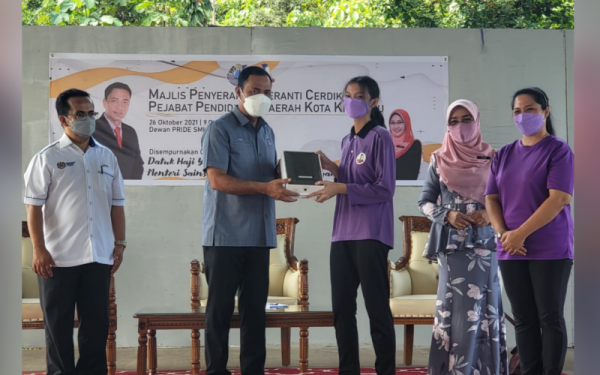 Yakub ketika menyampaikan alat peranti kepada pelajar dalam Majlis Serahan Peranti Cerdik PPD Kota Kinabalu di Sekolah SMK Tebobon, Kota Kinabalu.