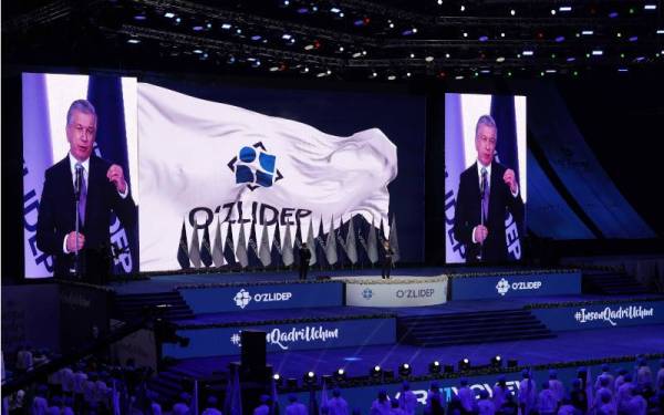 Shavkat Mirziyoyev berucap di hadapan penyokong selepas memenangi pilihan raya dan dipilih semula menjadi Presiden Uzbekistan. - Foto Xinhua 