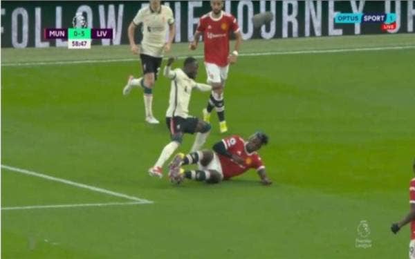 Tangkap layar mengenai terjahan keras pemain United, Paul Pogba terhada Keita. - Foto Foxsports