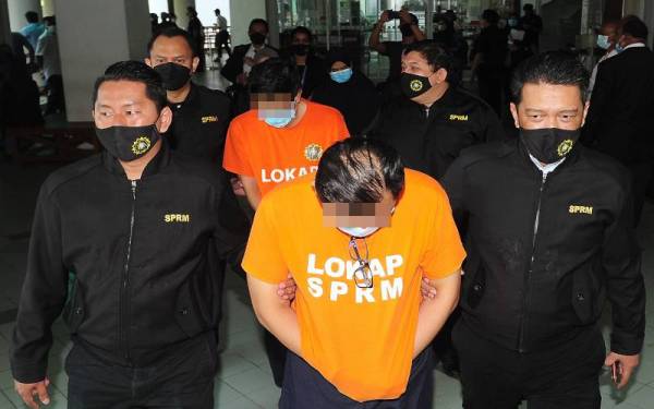 Tiga individu termasuk seorang eksekutif GLC dan dua pemilik syarikat swasta dibawa ke Mahkamah Majistret Shah Alam hari ini, untuk permohonan reman bagi membantu siasatan menyalahgunakan kedudukan dalam urusan projek di syarikat GLC tersebut. - Foto Bernama