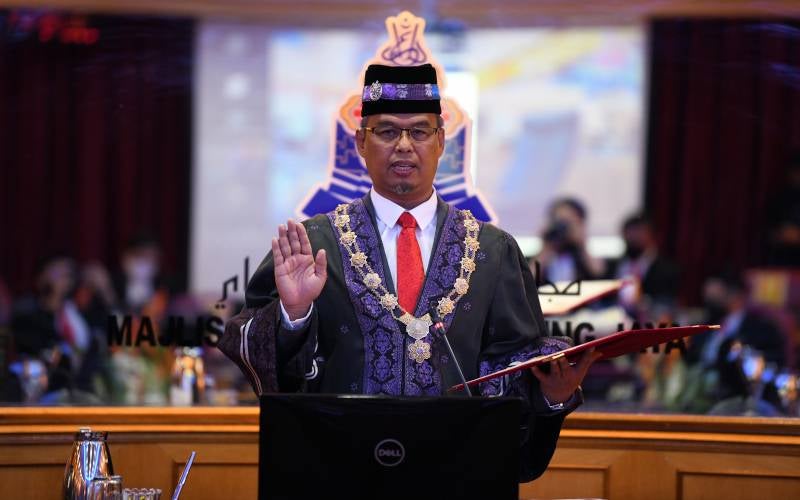 Mohamad Azhan ketika Majlis Perakuan Penerimaan Jawatan Ahli Majlis, Majlis Bandaraya Petaling Jaya dan Mesyuarat Majlis Bil 9/2021 di Ibu Pejabat MBPJ di sini pada Selasa.