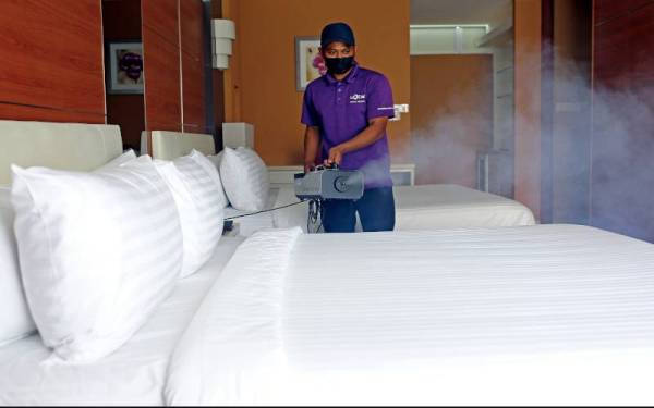Petugas kebersihan melakukan sanitasi dibilik penginapan selepas digunakan oleh penginap semasa bercuti di pusat peranginan itu hari ini.
