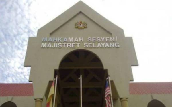 Seorang operator kilang sarung tangan didakwa di Mahkamah Majistret di sini pada Selasa, atas tuduhan membunuh suaminya, minggu lalu.