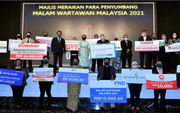 Chamil bergambar bersama para penyumbang MWM 2021 ketika Majlis Meraikan Para Penyumbang, pada Selasa. Turut hadir, Ahli-ahli Pemegang Amanah MPI Datuk Mustapa Omar, Datuk Yong Soo Heong dan Dr Mohamad Safar Hasim. - Foto Bernama 