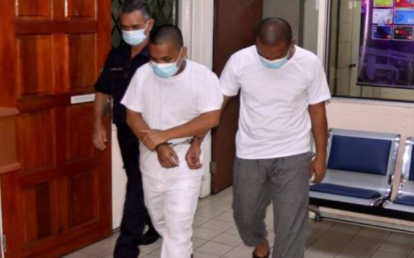 Dua rakan Ardiansyah Sudirman, 33, (kanan) dan Muhammad Taufik Asis, 29, (tengah) dijatuhi hukuman gantung sampai mati oleh Mahkamah Tinggi hari ini selepas didapati bersalah mengedar dadah jenis methamphetamine seberat 327.1 gram, dua tahun lepas. -Foto Bernama