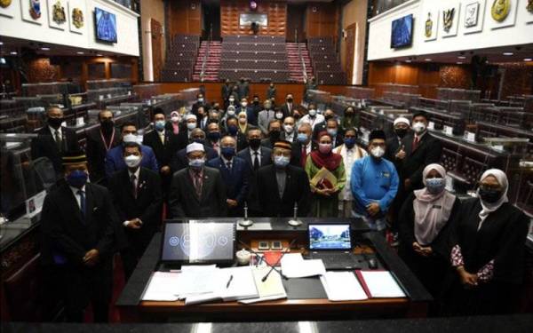 Yang Dipertua Dewan Negara, Tan Sri Dr Rais Yatim bergambar bersama para ahli Dewan Negara selepas selesai Persidangan Dewan Negara di Bangunan Parlimen pada Selasa. - Foto Bernama