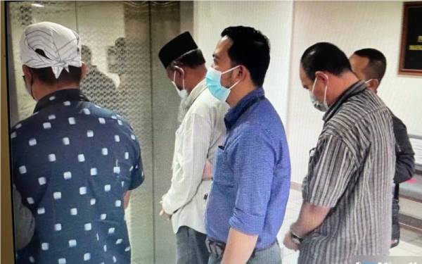 Ketiga-tiga tertuduh dibawa keluar dari kamar Mahkamah Sesyen Kuala Terengganu pada Selasa selepas hukuman dijatuhkan. 