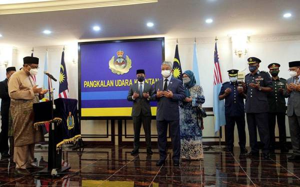 Yang di-Pertuan Agong Al-Sultan Abdullah Ri'ayatuddin Al-Mustafa Billah Shah (enam, kanan) dan Raja Permaisuri Agong Tunku Hajah Azizah Aminah Maimunah Iskandariah (lima, kanan) berkenan mengaminkan bacaan doa yang dipimpin oleh Mufti Pahang Datuk Seri Dr Abdul Rahman Osman (kiri) sejurus selamat tiba di tanah air selepas mengadakan lawatan khas ke United Kingdom (UK) sejak September lalu di Pangkalan Udara Kuantan hari ini.