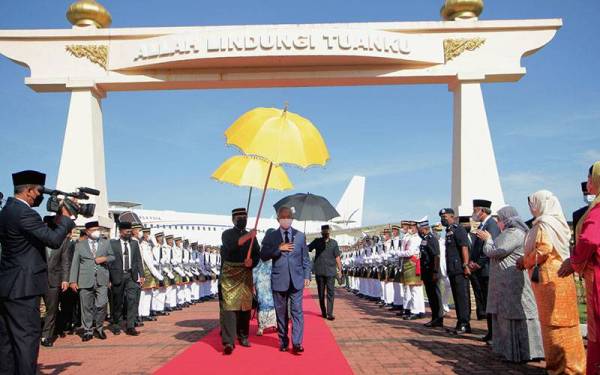 Yang di-Pertuan Agong Al-Sultan Abdullah Ri'ayatuddin Al-Mustafa Billah Shah dan Raja Permaisuri Agong Tunku Hajah Azizah Aminah Maimunah Iskandariah selamat tiba di tanah air selepas mengadakan lawatan khas ke United Kingdom (UK) sejak September lalu di Pangkalan Udara Kuantan hari ini.