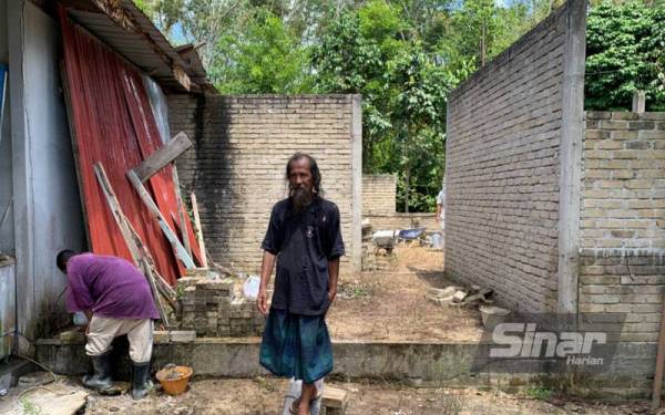 Rosli juga sentiasa meninjau penduduk kampung menyiapkan rumahnya.