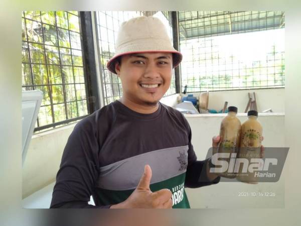 Khairu Faiez menunjukkan produk air tebu yang dihasilkan.
