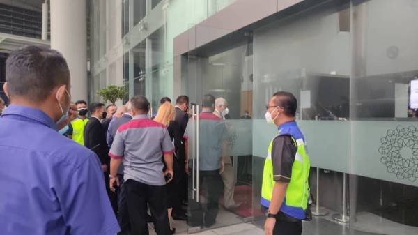 Najib memasuki Ibu Pejabat SPRM di Putrajaya pada 9.56 pagi Rabu.