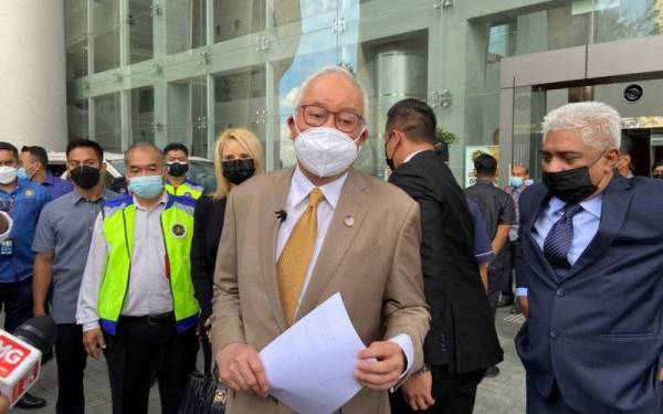 Najib ketika ditemui pemberita selepas meluangkan masa lebih satu jam untuk membuat laporan di ibu pejabat SPRM, dekat sini pada Rabu.