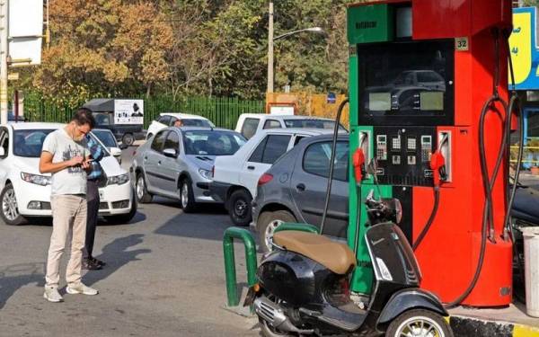 Para pengguna terpaksa menunggu giliran untuk mengisi petrol ekoran sistem komputer pengedaran bahan bakar itu mengalami masalah pada Selasa. - Foto AFP
