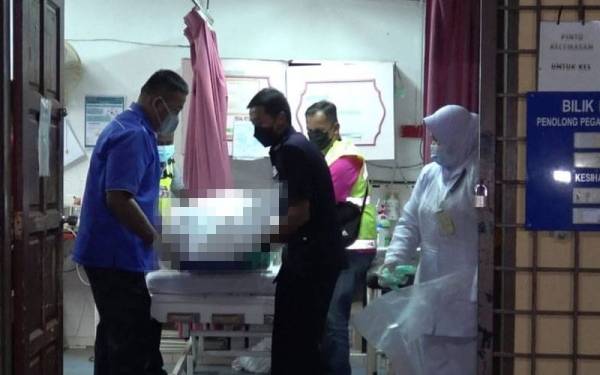 Anggota polis mengangkat mayat warga emas yang disahkan meninggal dunia di Klinik Kesihatan Bukit Goh, Kuantan selepas ditemui dengan kesan tembakan di ladang sawit pada malam Selasa.