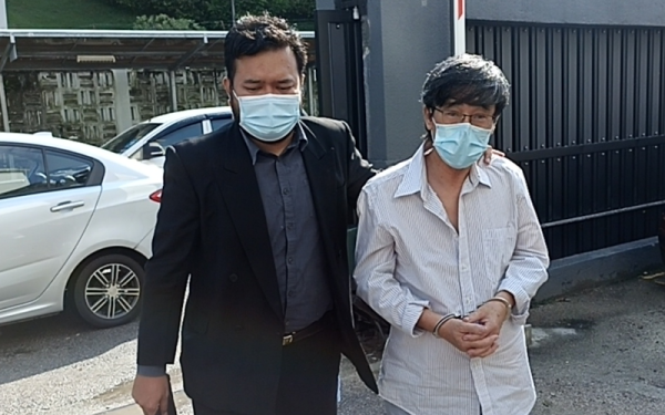 Choon Siew (kanan) didakwa di Mahkamah Sesyen Johor Bahru pada Rabu.