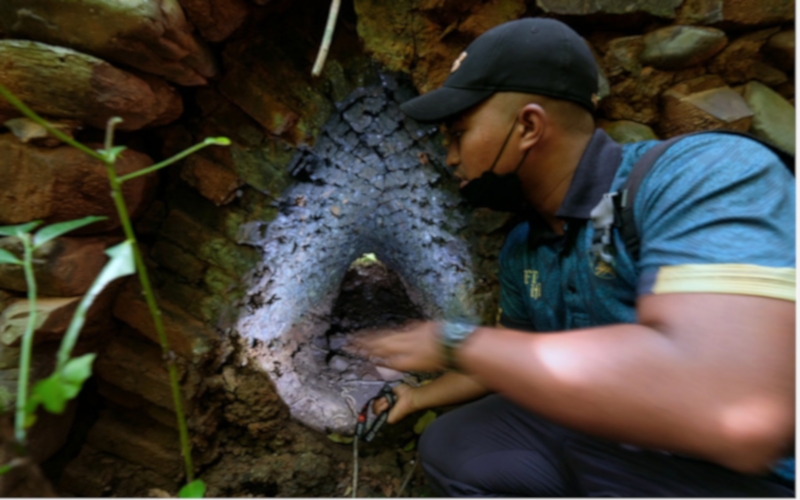Pemandu pelancong bertauliah di Langkawi, Iqramullah Othman, 22, menunjukkan tapak kebuk arang berusia 150 tahun di Bukit Menora yang terletak dalam hutan paya bakau kepada Kumpulan media yang menyertai program Ekspresi Media anjuran Tourism Malaysia baru-baru ini.
