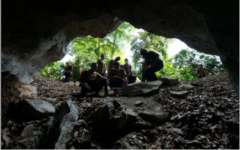 Keindahan dan keunikan bentuk batu kapur di Biogeotrail Kubang Badak.Berkongsi cerita mengenai Biogeotrail Kubang Badak, Iqramullah Othman, 22, berkata mereka yang ingin mengunjungi tapak-tapak berkenaan boleh menyewa bot di Jeti Nelayan Kubang Badak dengan kadar sewa minimum RM250 sejam (lapan penumpang) bagi menelusuri Sungai Siam yang biasanya mengambil masa dua hingga tiga jam.