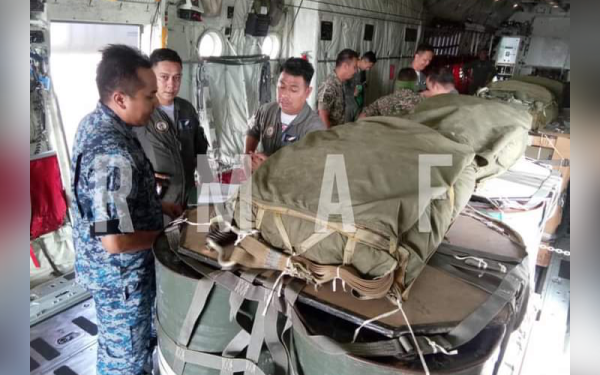 Satu tan peralatan ketenteraan digunakan dalam latihan tersebut.- Foto Facebook Tentera Udara Diraja Malaysia