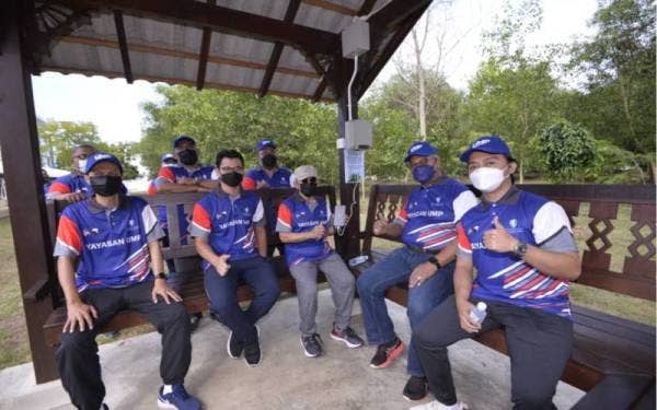 Dr Abdul Aziz Abdul Rahman singgah mengecas telefon di pondok wakaf di kawasan Rimba Lestari UMP Pekan yang dilengkapi teknologi asas sistem solar