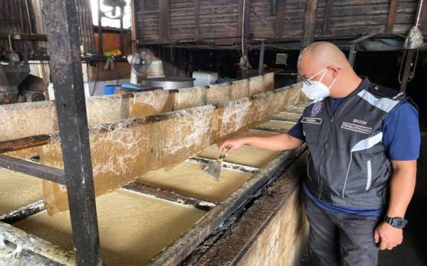 Pegawai BKKM menunjukkan keadaan kilang fucuk yang kotor.