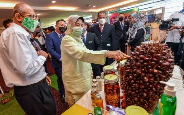 Zuraida melawat tapak pameran Lembaga Minyak Sawit Malaysia (MPOB) selepas merasmikan #Keluarga Malaysia : Minggu Agrikomoditi 2021 hari ini. - Foto Bernama
