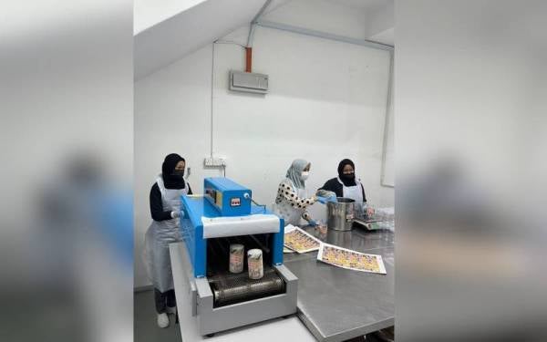 Pekerja memastikan proses pembungkusan produk Kitchen Saver dilakukan dengan pemantuan kualiti terutamanya kebersihan.