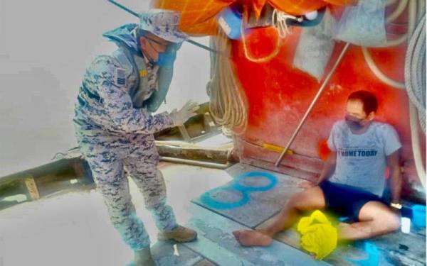 Anggota Maritim Malaysia memeriksa keadaan nelayan warga Thailand yang cedera ketika melepaskan tali yang terbelit pada kipas enjin bot nelayan kelas C di kedudukan enam batu nautika dari muara Kuala Kedah, tengah hari Rabu.