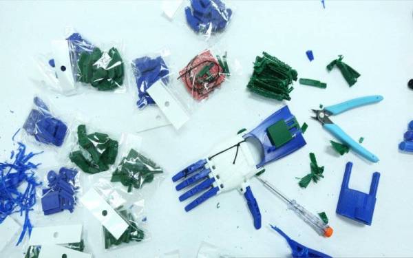 Antara replika demo pemasangan tangan robotik ditunjukkan di Makmal Kejuteraan Universiti Teknologi Malaysia (UTM) pada Rabu.- Foto Bernama