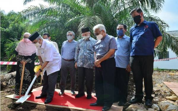 Abdul Aziz (dua dari kiri) melakukan gimik sewaktu Majlis Perasmian dan Pecah Tanah Projek Perumahan Wakaf UME Impian dan UME Idaman, di Klang pada Khamis.