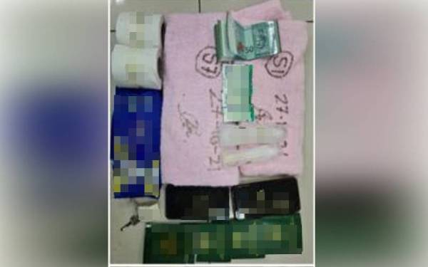 Antara barangan yang dirampas polis ketika serbuan di sebuah premis kediaman di Taman Usahawan, Kepong pada malam Rabu.