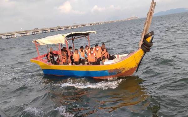 Seramai 10 orang ditahan ketika dalam perjalanan untuk memancing di kedudukan 0.2 batu nautika timur Batu Uban pada petang Rabu.