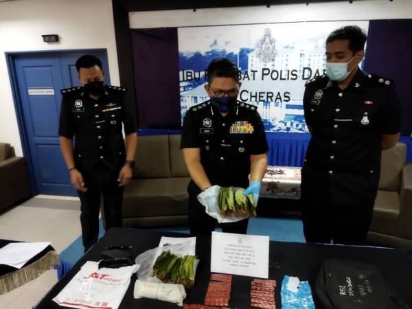 Muhammad Idzam menunjukkan daun ketum yang dirampas.