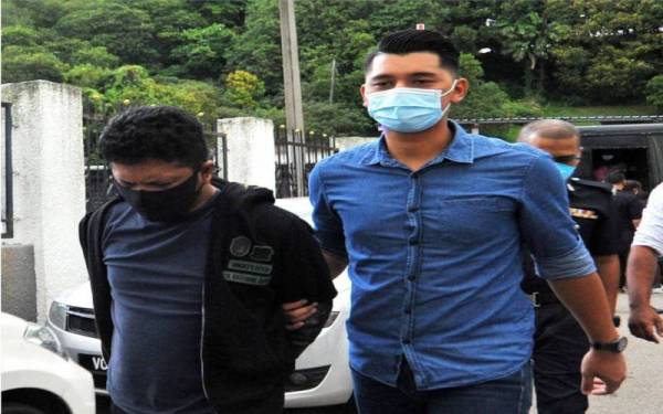 Mohd Feroz (kiri) ketika dibawa ke Mahkamah Sesyen Johor Bahru, pada Khamis.