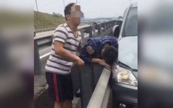 Paparan skrin video yang tular di media sosial berhubung kemalangan membabitkan Syed Muhammad Danial di Tol Sungai Besi, Kuala Lumpur kira-kira dua tahun lalu.
