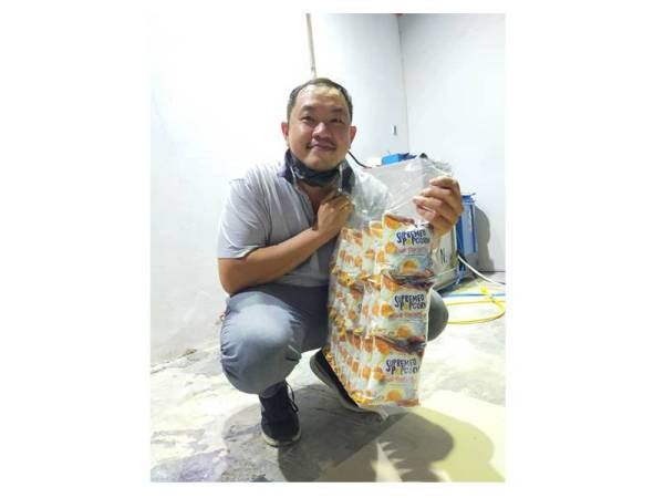 Louis Liew menggunakan platform e-dagang untuk jualan bertih jagung.