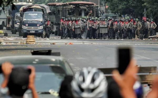 Tujuh cawangan Bank KBZ milik swasta diletupkan oleh penyerang tidak dikenali di pusat bandar raya Mandalay, Myanmar. - Foto Reuters