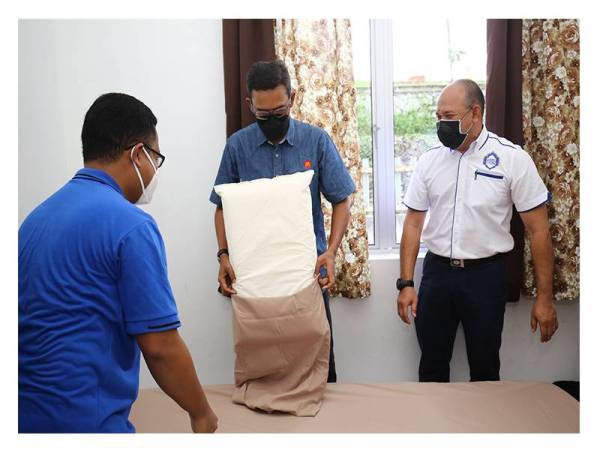 Azmir turut sama membantu menyalin keperluan tempat tidur anak-anak yatim di Yayasan Kasih Sayang Negeri Sembilan.