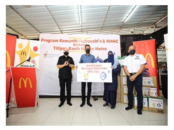 Azmir (dua dari kiri) menyampaikan simbolik cek sumbangan tilam dan bantal baharu kepada Timbalan Presiden Yayasan Kasih Sayang Negeri Sembilan, Norizan Zakaria.