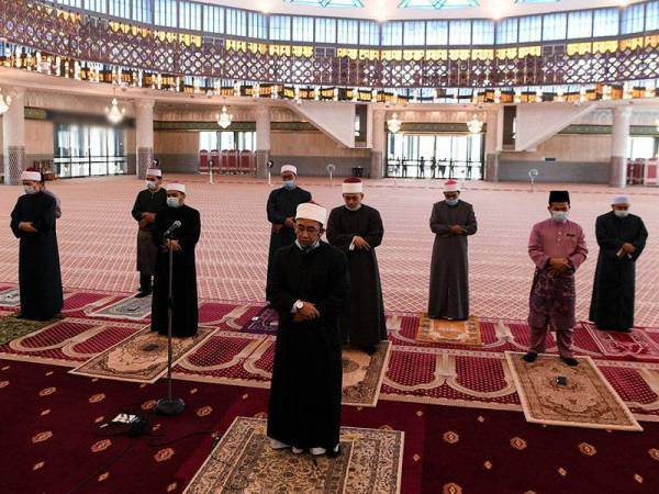 Kerajaan akan melaksanakan pemberian khas sekali bayar sebanyak RM500 untuk manfaat 70,000 orang imam, bilal, siak, noja, marbut, guru takmir dan guru Kelas Al-Quran dan Fardu Ain (Kafa).Gambar hiasan