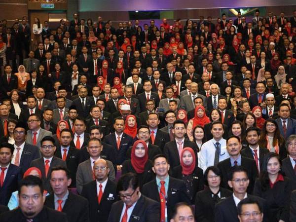 Bantuan Khas Kewangan RM700 kepada 1.3 juta penjawat awam Gred 56 dan ke bawah serta RM350 kepada satu juta pesara kerajaan. Gambar hiasan