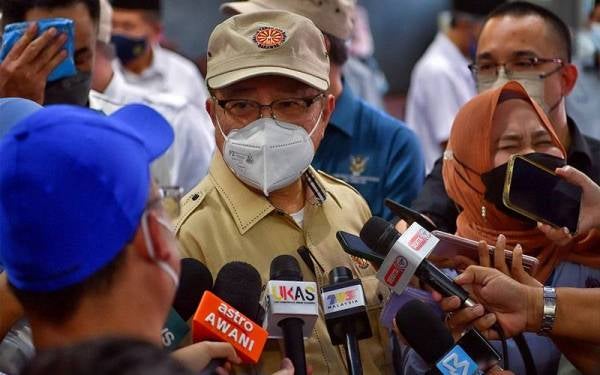  Ketua Menteri Sarawak Datuk Patinggi Abang Johari Tun Openg ditemu ramah oleh pengamal media selepas Majlis Penyerahan Surat Hak Milik Tanah Seksyen 18 Kanun Tanah Negeri di Dewan Serbaguna Kampung Samariang Batu Petra Jaya hari ini. - Foto Bernama