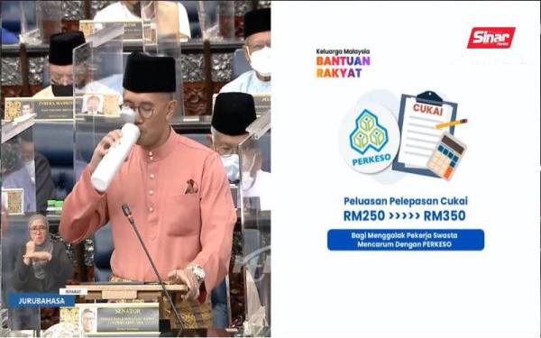 Tengku Zafrul dilihat minum air sebanyak 11 kali ketika membentangkan Bajet 2022 di Dewan Rakyat pada Jumaat.