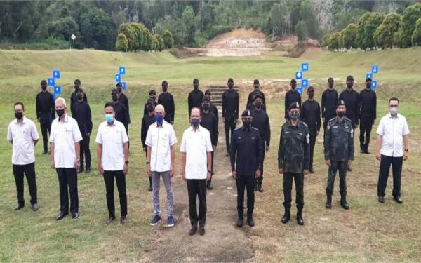 Wan Rosdy (depan,tengah) dan tetamu jemputan bergambar bersama nggota Pasukan Khas Elit Penguat Kuasa Negeri Pahang pada Perasmian Penutup Kursus Pasukan khas itu di Kem Pasukan Gerakan Am (PGA), Kem Galing, Kuantan pada Jumaat.