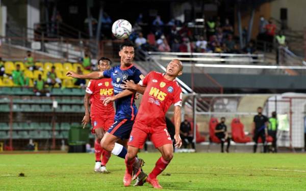 Penyerang Sabah FC, Alto Linus (kanan) bersaing bagi mendapatkan bola dengan pemain pertahanan pasukan Johor Darul Takzim (JDT) dalam saingan Piala Malaysia di Stadium Likas malam tadi. - Foto Bernama