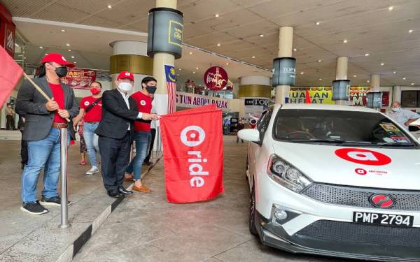 Kon Yeow (dua dari kanan) melancarkan airasia ride Pulau Pinang di Komtar pada Sabtu.